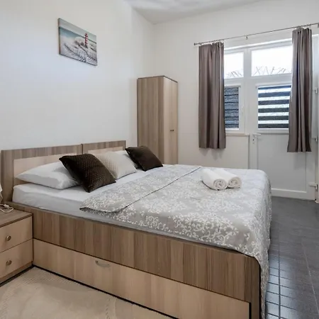 Apartments&rooms La Putalina Casa de hóspedes 3*